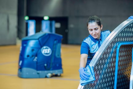 Web_Desktop-2024_ISS_CH_Cleaning_Cobot_01