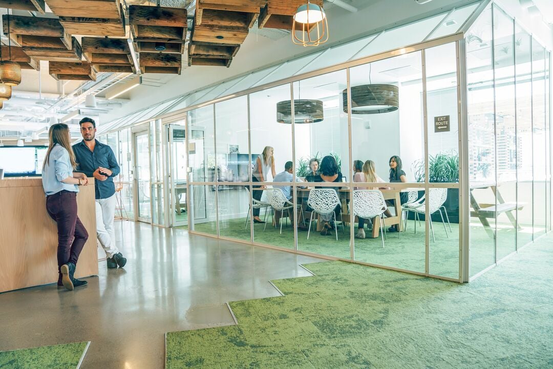 Web_Desktop-Group of people having a business meeting in modern office space