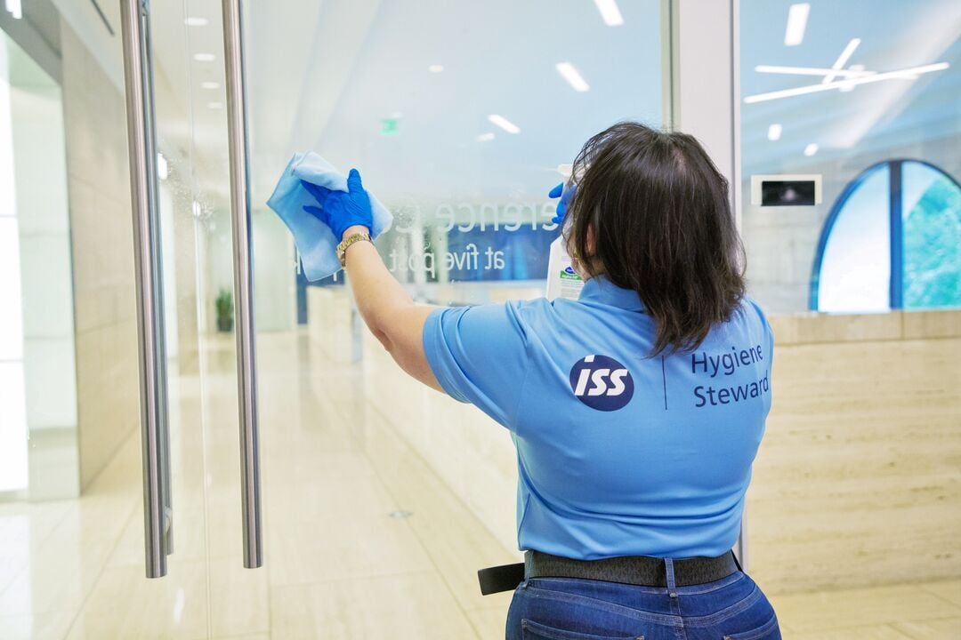 Web_Desktop-ISS US_Cleaning_0G0A9864