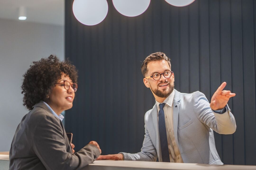 Web_Desktop-Multikulturella affärsmän som träffas på mottagningen i företaget