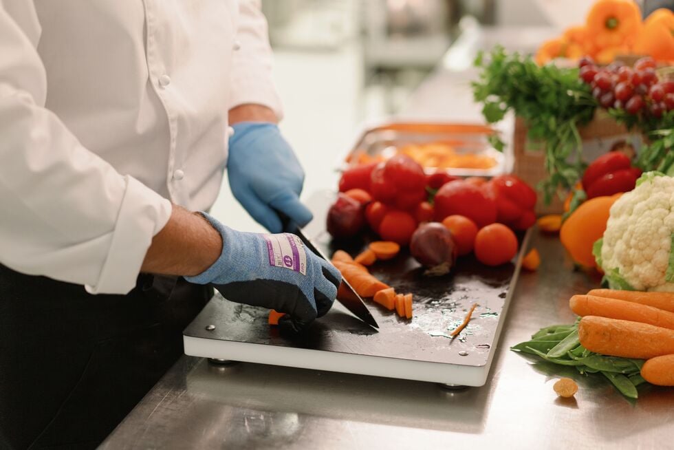 Web_Tablet-FI_2023_Restaurant Ragnar_Chopping vegetables