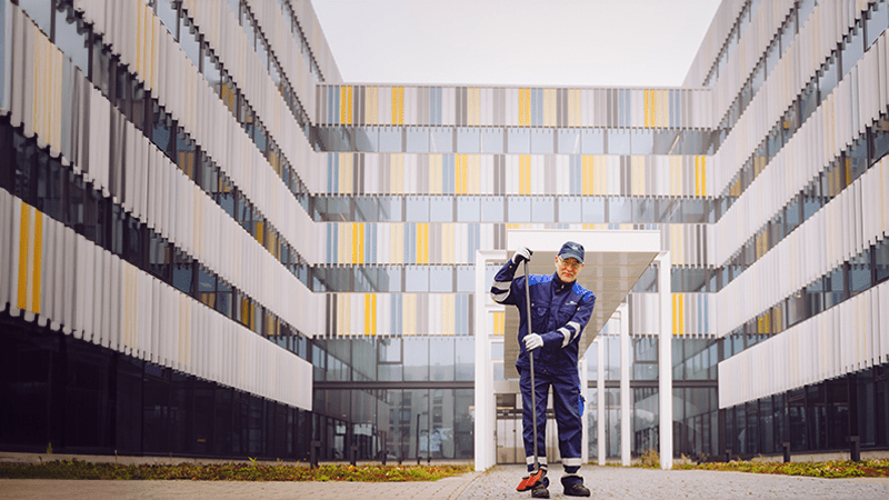 DE_01_AussenanlagepflegeGrauflächenreinigung_ISS_FI_2017_Outotec_Facility-Management_01